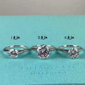 Tiffany&Co蒂芙尼頂級原單高仿經典六爪戒指非常棒款式，簡約不簡單！ 非常透亮的鑽，超高模擬，通體純銀鍍金，永久保色！ 大氣方便