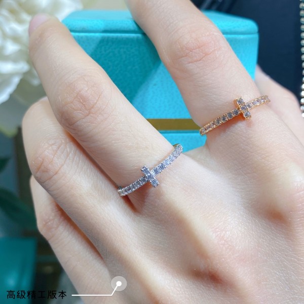 Tiffany&Co蒂芙尼頂級原單蒂芙尼粗滿鑽戒指非常棒的鑽戒伴侶，簡約不簡單！ 非常透亮的鑽，超高模擬通體純銀鍍金，永久保色！ 大氣方便