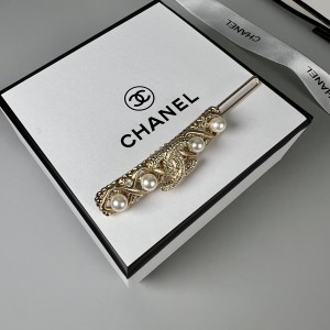 Chanel香奈兒頂級原單Chanel髮夾，香奶奶的頭飾絕對是經久不衰款，鑽的雙C logo搭配珍珠，閃亮又吸睛，非常有名媛風