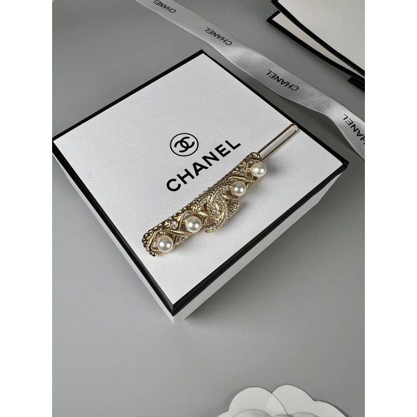 Chanel香奈兒頂級原單Chanel髮夾，香奶奶的頭飾絕對是經久不衰款，鑽的雙C logo搭配珍珠，閃亮又吸睛，非常有名媛風