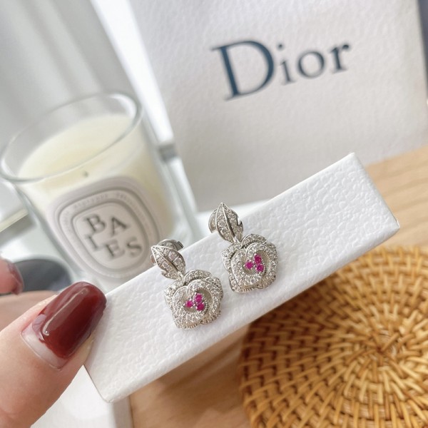 Dior迪奧新款玫瑰花耳釘花瓣上的每一刻鑽都是老師傅手工鑲嵌，吊墜整體不是平面的，每一片花瓣都層次都是不一樣，非常有立體感，非常考驗科技，採用進口V金材質鉑金玫瑰金兩色耳釘