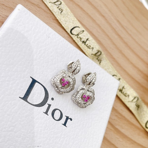 Dior迪奧新款玫瑰花耳釘花瓣上的每一刻鑽都是老師傅手工鑲嵌，吊墜整體不是平面的，每一片花瓣都層次都是不一樣，非常有立體感，非常考驗科技，採用進口V金材質鉑金玫瑰金兩色耳釘