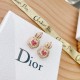 Dior迪奧新款玫瑰花耳釘花瓣上的每一刻鑽都是老師傅手工鑲嵌，吊墜整體不是平面的，每一片花瓣都層次都是不一樣，非常有立體感，非常考驗科技採用進口V金材質鉑金玫瑰金兩色耳釘