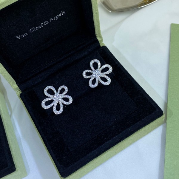 VCA梵克雅寶滿鑽花朵耳環打破vca四葉草的經典滿鑽款特別惹人愛襯膚色白嫩，特別百搭，適合任何場合