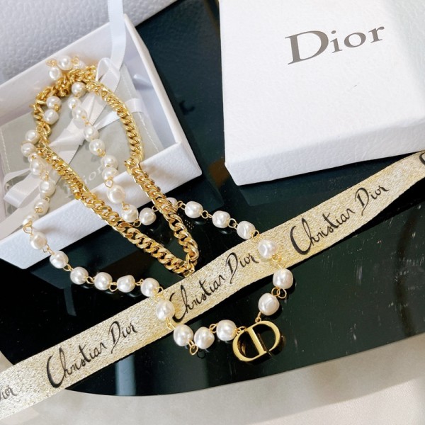 Dior迪奧頂級原單高仿Choker cd珍珠雙層項鍊珍珠鏈條雙層搭配，冷高級Clair D Lune項鍊金屬覆蓋雙鏈條形成鮮明的對比CD吊飾增添魅力日常搭配或晚宴造型項鍊