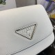 Prada普拉達夏季新款女士單肩包新式金屬三角形標誌可調式saffiano肩帶翻蓋磁扣開合設計簡約復古百搭8042