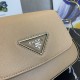 Prada普拉達夏季新款女士單肩包新式金屬三角形標誌可調式saffiano肩帶翻蓋磁扣開合設計簡約復古百搭8042
