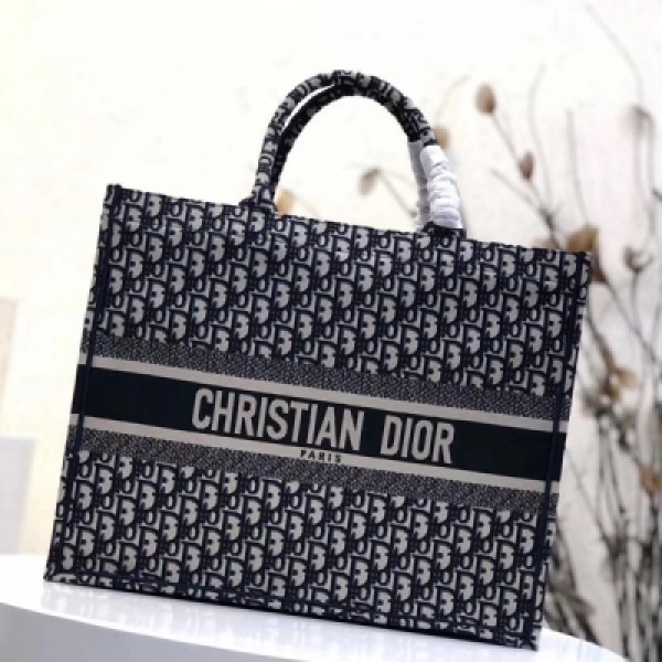 迪奧Dior Book Tote絲絨小牛皮細工鑲嵌“風”元素圖案手提包，飾以鉚釘，點綴手繪細節，肩背與手提兩用，尺寸：41.5*32*5