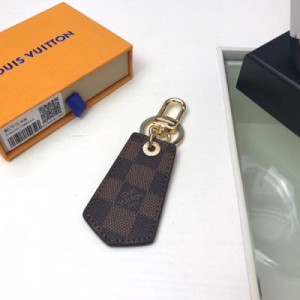 【LV路易威登頂級原單】M67916黑花鑰匙扣 優雅的 Louis Vuitton Enchappes Damier Graphite 鑰匙扣，其振翅欲飛的造型極為引人注目。包裝:配包裝盒