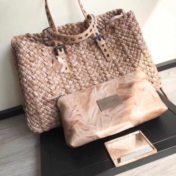 BV BOTTEGA VENETA 9789稻草購物袋 釆用西班牙洗染定制小羊皮 裡外全手工編織 配有小信封包 皮質柔軟舒適 可單拿 size：40*18*25cm