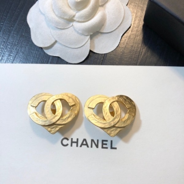 Chanel香奈兒 新款CC耳夾，純手工微鑲施華洛水晶 簡潔又不失細節的精緻 戴上就不會想要取下來，妥妥虜獲一眾仙女歡心！