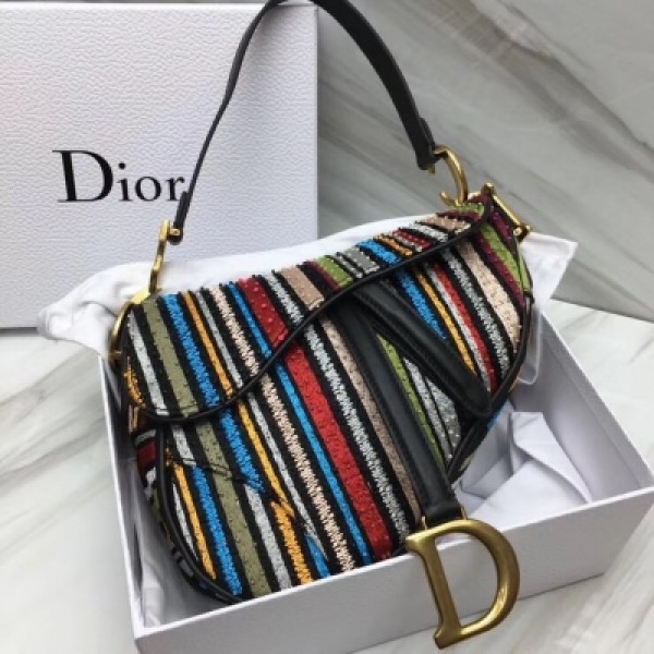 Dior迪奧 saddle bag馬鞍包 真是一款特別的存在！在今年Dior 2019的T臺全面回歸～滿滿的時代感 手拎設計隨意又時髦不管怎樣，顏值吊打，包包就要精簡 尺寸：25.5x20x6.5cm ，捜貨號18802