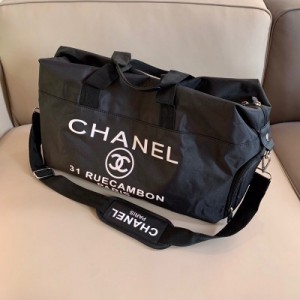 Chanel香奈兒 現貨19家旅行袋 健身包 私服品 專櫃不對外賣的這款 僅限Vip會員積 包身很輕 很耐造！容量具大！尺寸48cm左右。