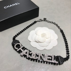 Chanel香奈兒 新款英文標示Choker項鍊 手工鑲嵌一顆顆微小施華洛水晶 黑色底托，神秘又高級。搭配品牌logo精密鑲嵌白色水晶。打造出獨特摩登的視覺效果、儘先天鵝頸
