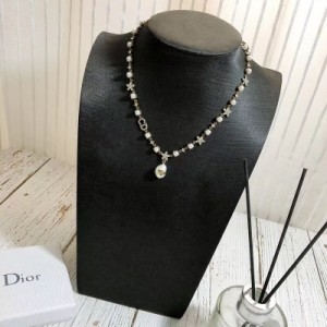 Dior迪奧新款項鍊 恰到好處的設計將珍珠的質感盡情展現。無論大方得體的正裝，還是簡約幹練的休閒服，頸間光彩都能使人魅力爆力