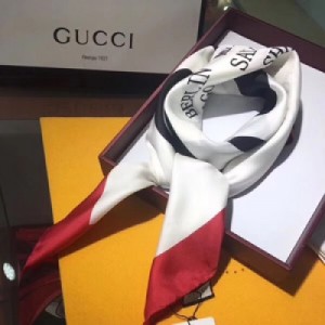 Gucci古馳方巾 真的隨便圍圍都大牌的感覺~細節真的很到位，一看就不便宜的好貨搭配高級服飾真的分分鐘有範