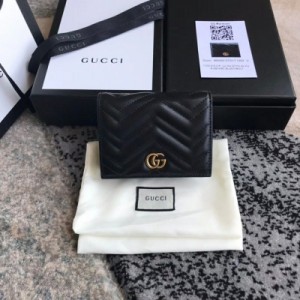 Gucci古馳 原廠皮GG marmont 小卡包採用絎縫原廠進口牛皮打造配以人形紋設計背面配以GG標誌進口復古金色金屬配件。尺寸：w11xh9x3cm。型號：466492黑色。