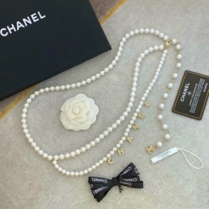 CHANEL香奈兒 新款珍珠腰鏈 雙層飽滿的琉璃珍珠搭配牙品牌字母logo、精緻美觀。做工精緻，整體造型優雅出眾，同時融合眾多元素，設計感十足。