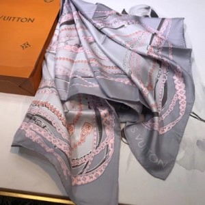 LV海外原單 Louis Vuitton路易威登 圍巾 真絲 配有低調奢侈標誌性和大小不一的標誌性圖案。尺寸110x110cm