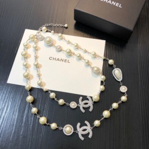 Chanel香奈兒 小香風項鍊恰到好處的設計質感盡情展現。無論大方得體的正裝，還是簡約幹練的休閒服，頸間光彩都能使人魅力爆燈
