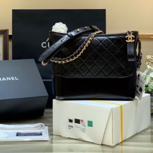 Chanel香奈兒 全世界都瘋狂的Gabrielle流浪包，不止實用這麼簡單，怎麼搭配都好看哦，中號全黑，小號黑配藍都是原版購入開發，全市面最頂級的版本，全部細節一模一樣複刻，內有金粉防偽貼，皮子也是2.55複刻原廠的，