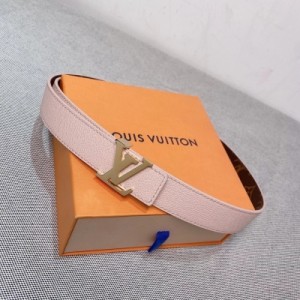 LOUIS VUITTON LV 路易威登皮帶 經典雙面設計，以一當二。 標誌性的 LV 帶扣即可與 Monogram 結合，營造出更多休閒意味，亦可與亮紅色皮革搭配，使整體顏色更加搶眼。寬: 30毫米