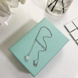 Tiffany&co Elsa Peretti系列Open Heart小號吊墜背面有獨特 設計師簽名字印 。設計簡約、引人共鳴，詮釋出愛的真諦。閃爍的鑽石為這款經典吊墜更添迷人魅力。專櫃包裝