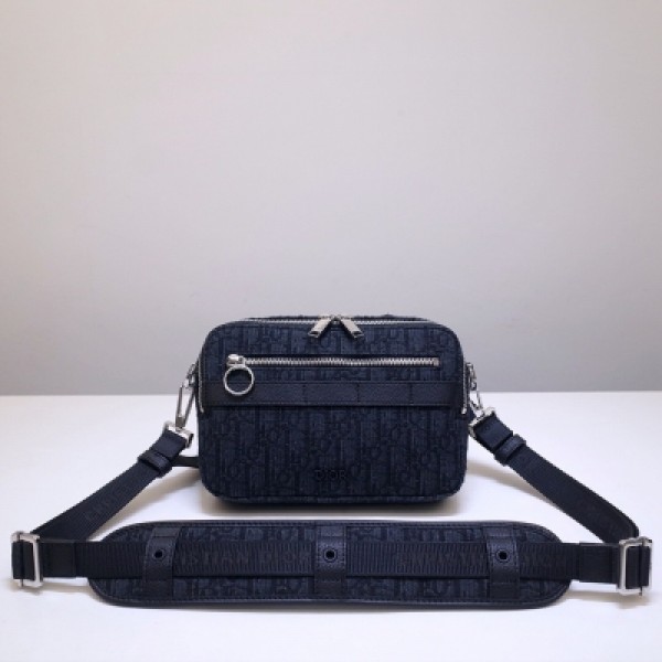 Dior迪奧 homme oblique相機包 出貨啦 超難買的新款DIOR Homme相機包+Oblique老花元素，無論沖著哪一樣設計，這個包都沒有不入的理由了～除了顏值線上 包包自重又超輕，大小適中，斜挎or胸包都
