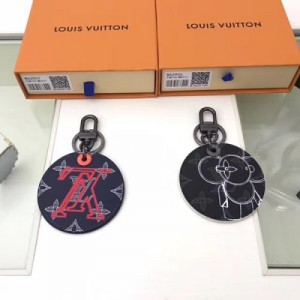 LV路易威登 頂級原單 Louis Vuitton M62906太陽花掛飾與鑰匙扣綠 風格時髦而俏皮，功能多樣，不僅可用作鑰匙扣，亦可用作包飾。包裝:配包裝盒