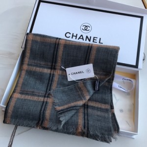 Chanel香奈兒 爆款現貨發售 美到爆秦H璐同款，格子加入金絲設計，和傳統的金絲不一樣，被無數人圈粉。尺寸110×230cm