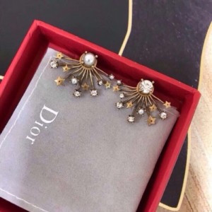 Dior迪奧 新款復古耳環 美懵一片小仙女 採用顯色度極好的古銅金為主色調 星星、水晶點綴的煙花設計 獨特中透露出清新可人的時尚氣息 亦不乏設計感