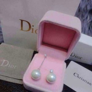 美呆了 Dior年度爆款秀氣珍珠耳釘是不是美 爆了德國進口925純銀材質電鍍PT鉑金層加 上珍珠的點綴經典至極的魅物百搭神物必備