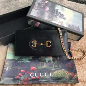 Gucci古馳 2020年新款1955 馬鞍扣Woc 現貨獨家拍攝，手機 卡 口紅 鑰匙 必帶小物件一包搞定，還有拉鍊隔層。卸下鏈條還可以當手包使用。型號：621892 黑皮，尺寸：19*10*4cm