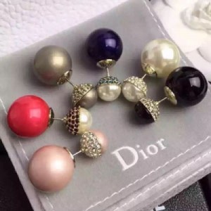 新款到迪奧非常女人的款式耳環，六個顏色選擇，一定有你喜歡的顏色，搶購中，小珍珠直徑約1cm，大珍珠直徑約1.6cm