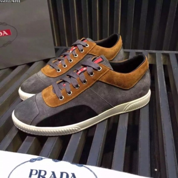 PRADA今夏最新經典典款原版複刻！正規鞋廠出品做工跟原版較量，鞋面頭層磨砂。豬皮內裡，這只有專櫃才會去做。連腳墊的細節也不放過。適合各種出行Color:  黑色  藍色，灰色  Size：38-44