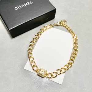 Chanel香奈兒 新款鏈條項鍊 以白色琉璃珍珠方形設計搭黃銅金屬設計，經典雙C加以點綴，結合鏈條五金。個性優雅，復古金屬感滿滿