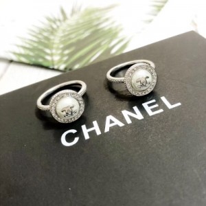 18早春最新款 Chanel香奈兒 珍珠戒指 設計簡單大方 不論端莊典雅 或自然隨性 都更添高一層次的質感