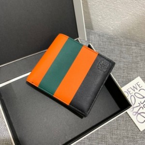Loewe羅意威 bifold wallet系列拼色彩條對折短夾出貨，採用小牛皮拼接，其設計特點：8個信用卡位和2個插袋。款號3700尺寸11.5*10