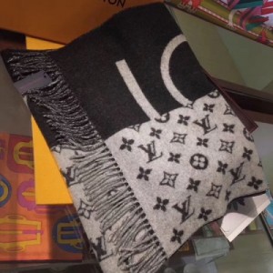 LV LOUIS VUITTON路易威登圍巾 靈感源自時裝秀的路易威登Monogram Split City圍巾，個性強烈，又雍容優雅。由純山羊絨織就，Monogram印花與路易威登Split logo的組合天衣無縫。