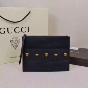 gucci新款手包、採用金屬星形鉚釘和虎頭鉚釘裝飾，後者亦是 Alessandro Michele 系列的永恆主題。 黑色、金屬星形和虎頭鉚釘
