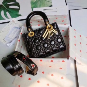 Dior迪奧 MY LADY DIOR黑色藤格紋褶皺小牛皮手提包，提供5種幸運徽章選擇，締造專屬於自己、獨一無二的Lady Dior手提包，尺寸：20*17*9