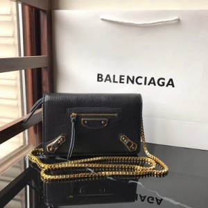 Balenciaga巴黎世家2018早春新款 女士機車鏈條小包21cm，也可以當長款錢包使用，內格有拉鍊袋和多個插卡位，時尚流行獨家首發亮相，放假過節帶上這是最合適不過的自留款很推薦搜索219A黑色