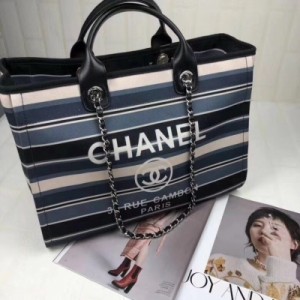 Chanel香奈兒沙灘包到貨啦 最新側面條紋款，夏天帆布購物袋帶手柄，簡易的搭扣設計，濃濃的度假風情，尺寸38*29*20cm
