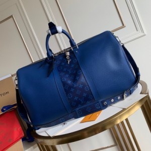 LOUIS VUITTON LV 路易威登 M53764 藍色 頂級原單 KEEPALL 45旅行袋（配肩帶）質地柔軟、風格優雅的原創Keepall旅行袋，標誌性Taiga皮革材質，時尚而實用的週末休閒伴侶。 尺寸：45x