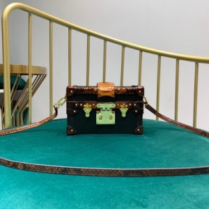 Louis Vuitton LV 路易威登 PETITE MALLE 盒子包 採用經典的Monogram帆布面料 靈感源自富有的銀行家Albert Kahn于20世紀初期設計的定制旅行箱 以3個白色十字圖案為標誌性要素 經