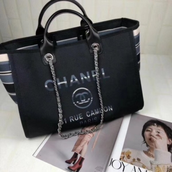 Chanel香奈兒沙灘包到貨啦 最新側面條紋款，夏天帆布購物袋帶手柄，簡易的搭扣設計，濃濃的度假風情，尺寸38*29*20cm