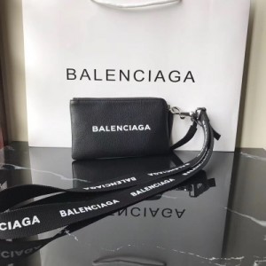 Balenciaga巴黎世家一枚零錢包，實用百搭又可愛，放iPhone Plus，不管是手拿還是配吊飾帶都好看 （吊飾2180一條）
