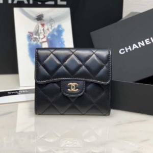 Chanel香奈兒 Cf經典款羊皮 三折款錢包，專櫃賣斷貨的爆款 ，簡單耐看百搭，香粉必入款 尺寸：11.5*10.5*3cm
