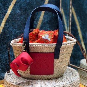 LOEWE羅意威 美膩膩 Basket 草編包 櫃最新藍色拼紅色，炒雞養眼 純手工 編制，正宗馬來西亞 棕櫚葉 。火爆大江南北的草編包，粗糙的編織與濃郁的Loewe風格皮印，非常時髦，第一眼看到就深深種草了，帶著它美美的