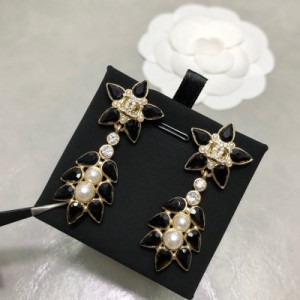 CHANEL香奈兒 新款新款 運用品質上乘的黃銅材質搭配琉璃珍珠，點綴得有規律。簡潔又不失細節的細緻，真心百搭好